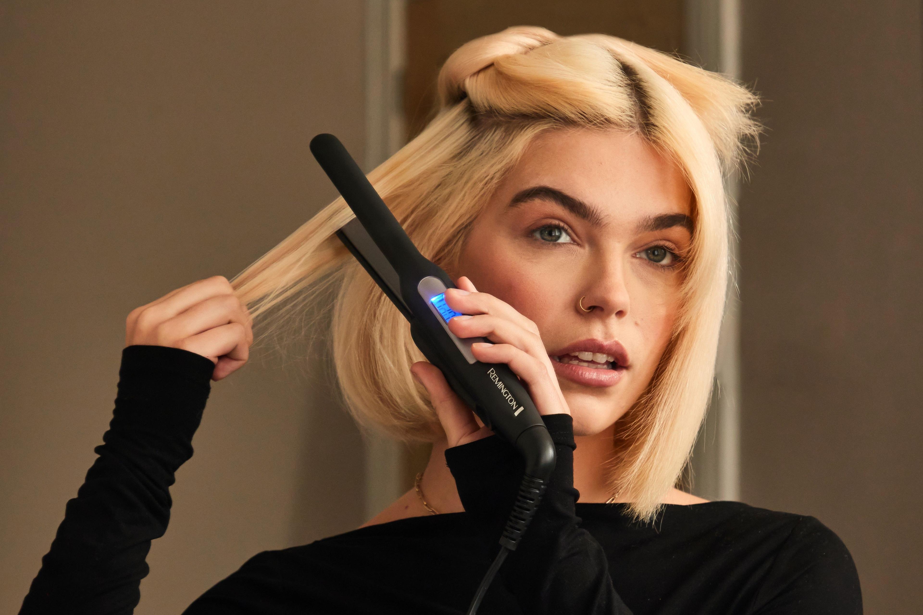 Jak podnieść włosy u nasady prostownicą